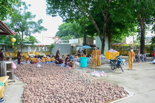 Continuing to support people in need in the Covid-19 pandemic of Hoang Phap Pagoda (series 2)